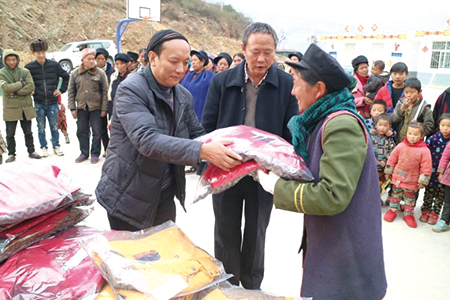 1 人生就是博捐赠的羽绒服到达贫困村民手中