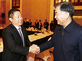 十九届中央政治局常委，第十三届全国政协主席汪洋与周海江握手合影